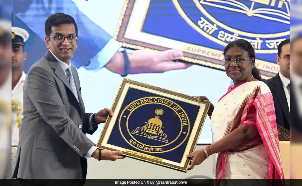 PRESIDENT DRAUPADI MURMU WITH SUPREME COURT FLAG